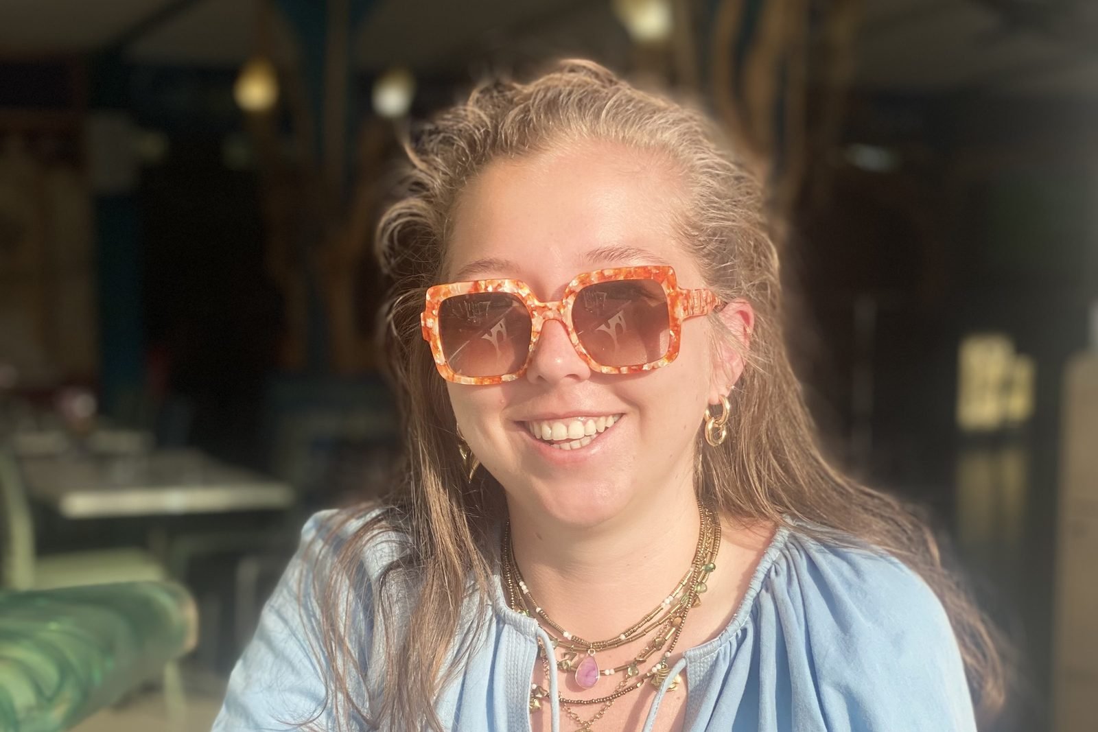Plusieurs colliers ZouzBijoux en pierre naturelle et pendentifs superposés, portés au soleil