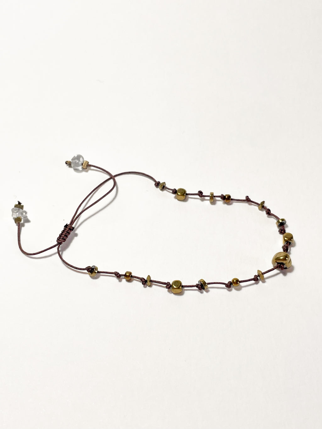 bracelet fin en hematite dorée, noeud coulissant marron